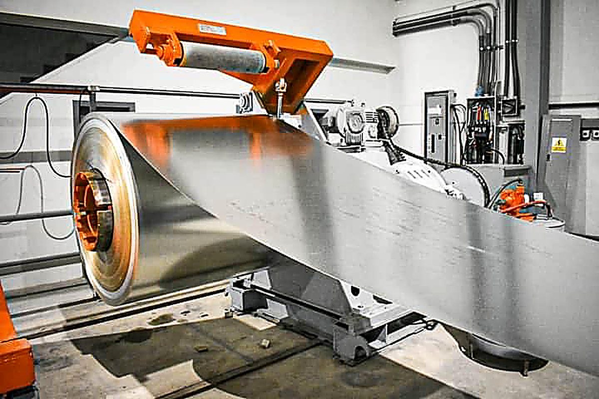 Rollo de acero montado en el desenrollador de la línea de Alfa Metal
